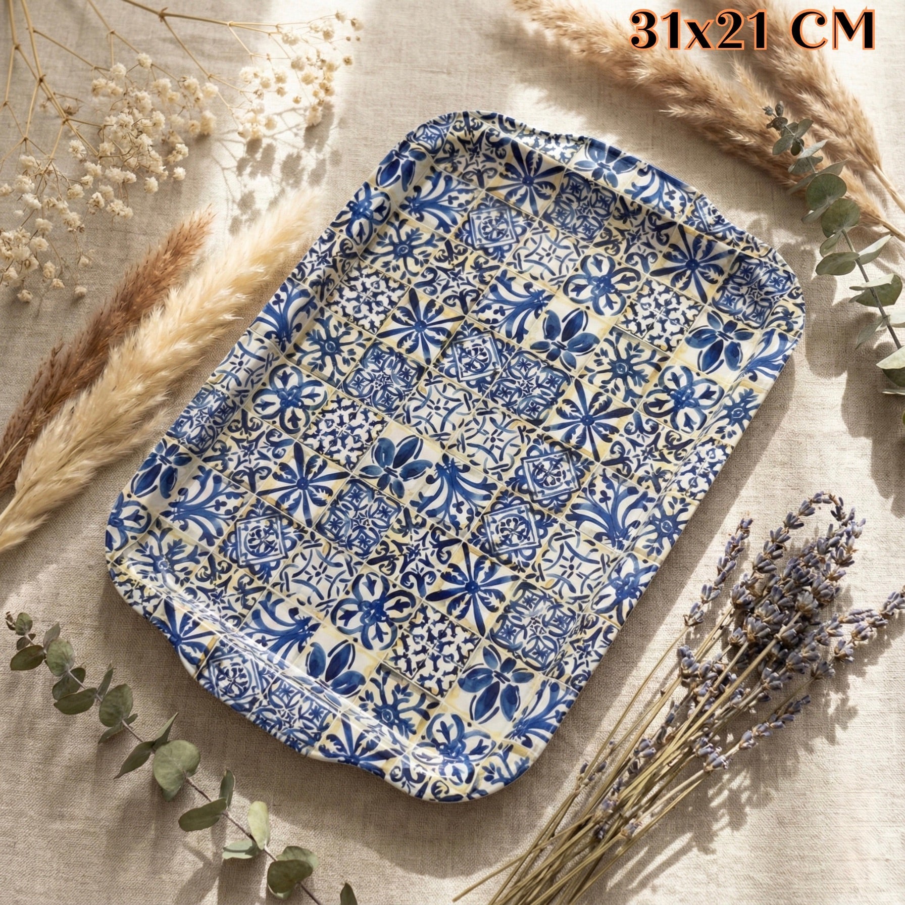 Tradicionalna metalna tacna: pravokutni keramički pladanj s plavo-krem uzorkom pločica