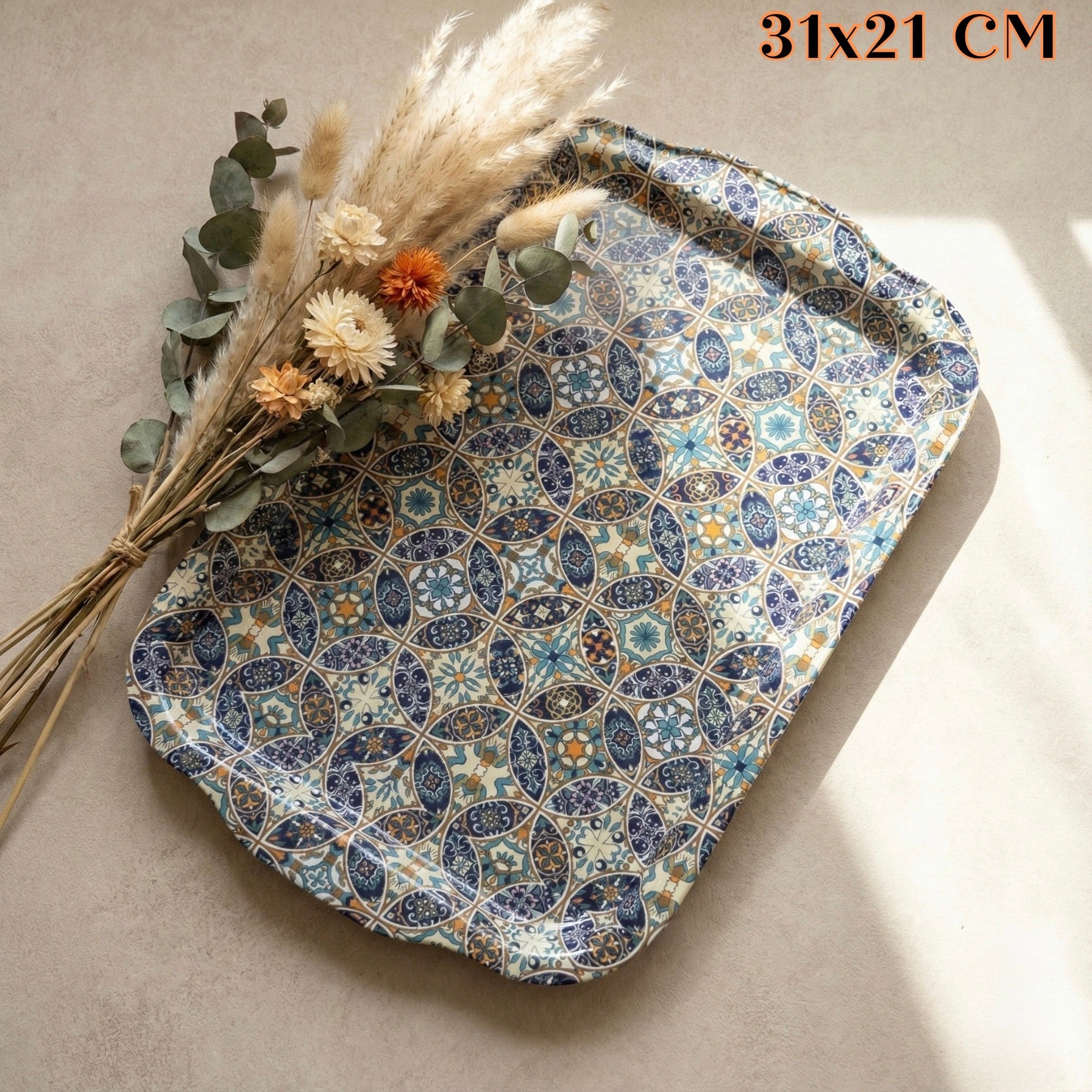 Tradicionalna metalna tacna s plavobijelim geometrijskim uzorkom i cvjetnim motivima u nijansi navy, teal i zlata