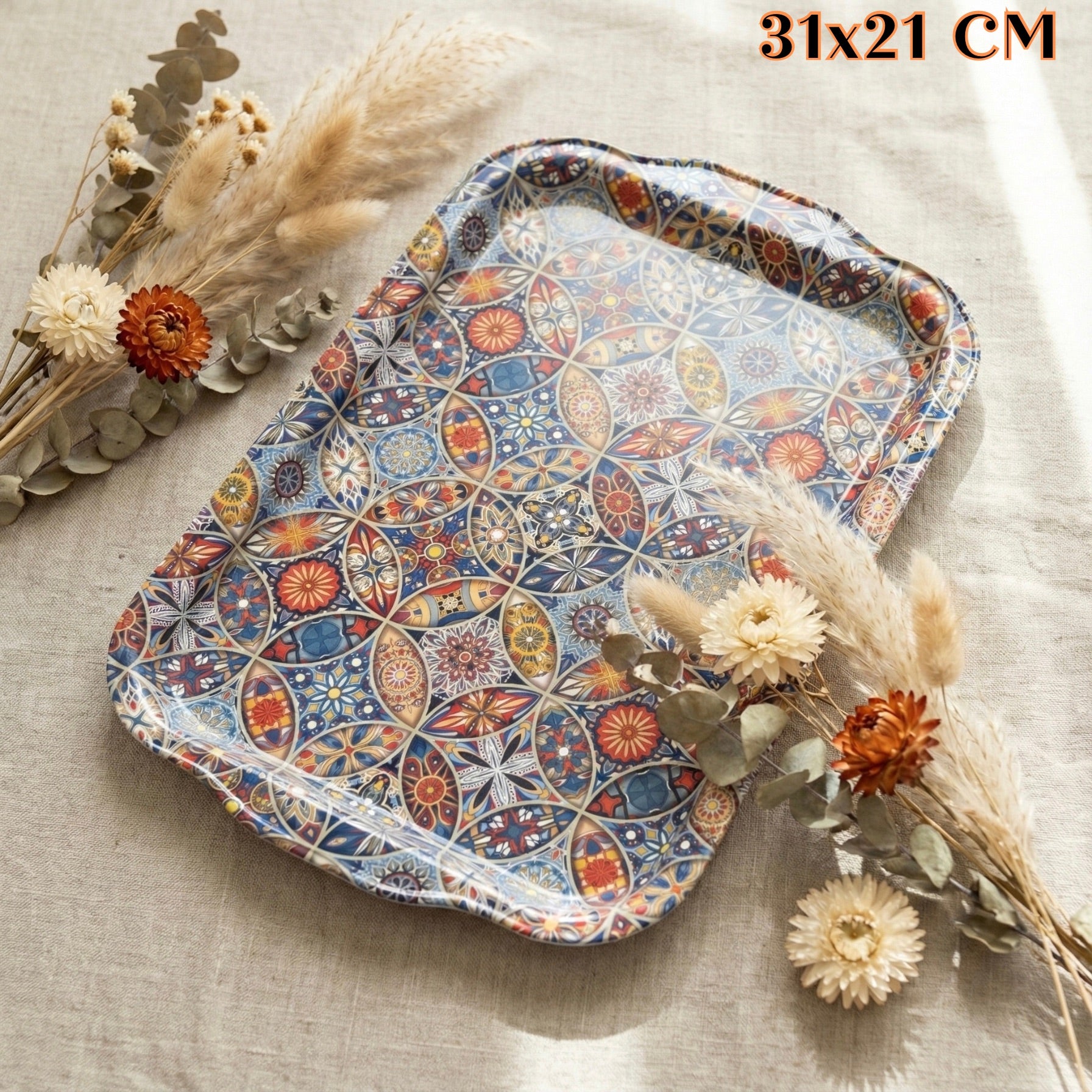 Tradicionalna metalna tacna s plavom, narančastom i zlatnom geometrijom