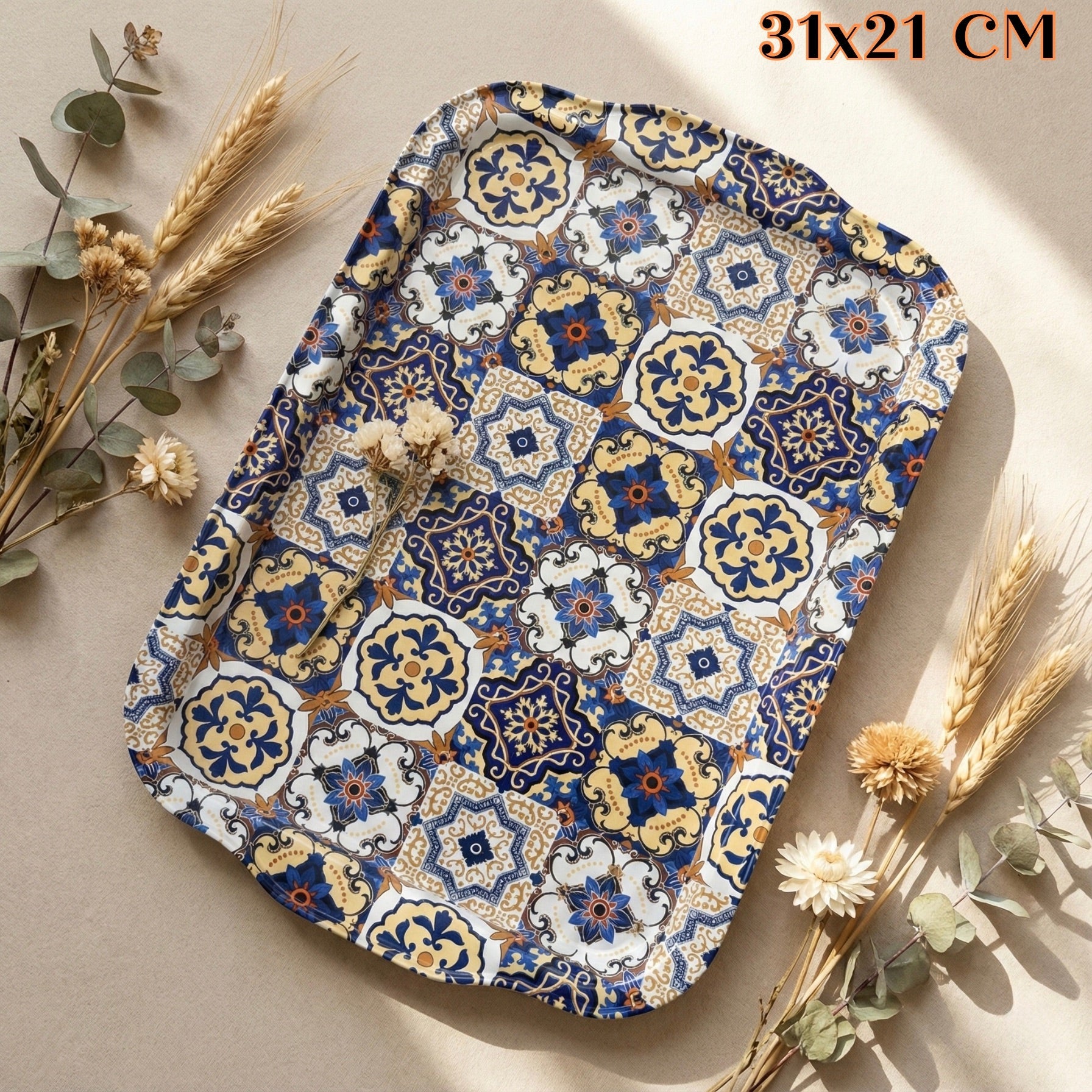 Tradicionalna metalna tacna s plavim, bijelim i žutim cvjetnim motivima