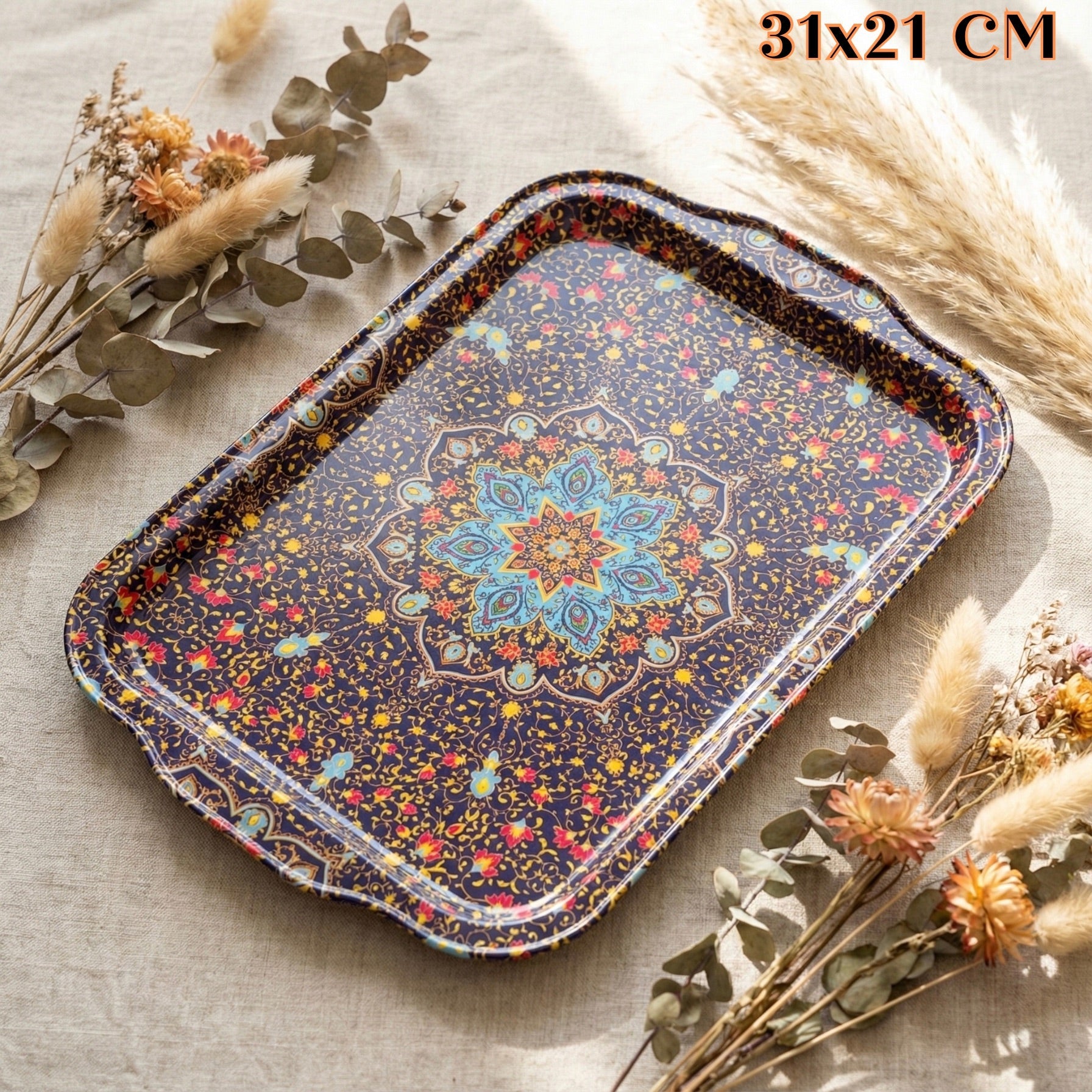 Tradicionalna metalna tacna s cvjetnim i mandala uzorcima u plavoj, crvenoj, žutoj i zlatnoj boji