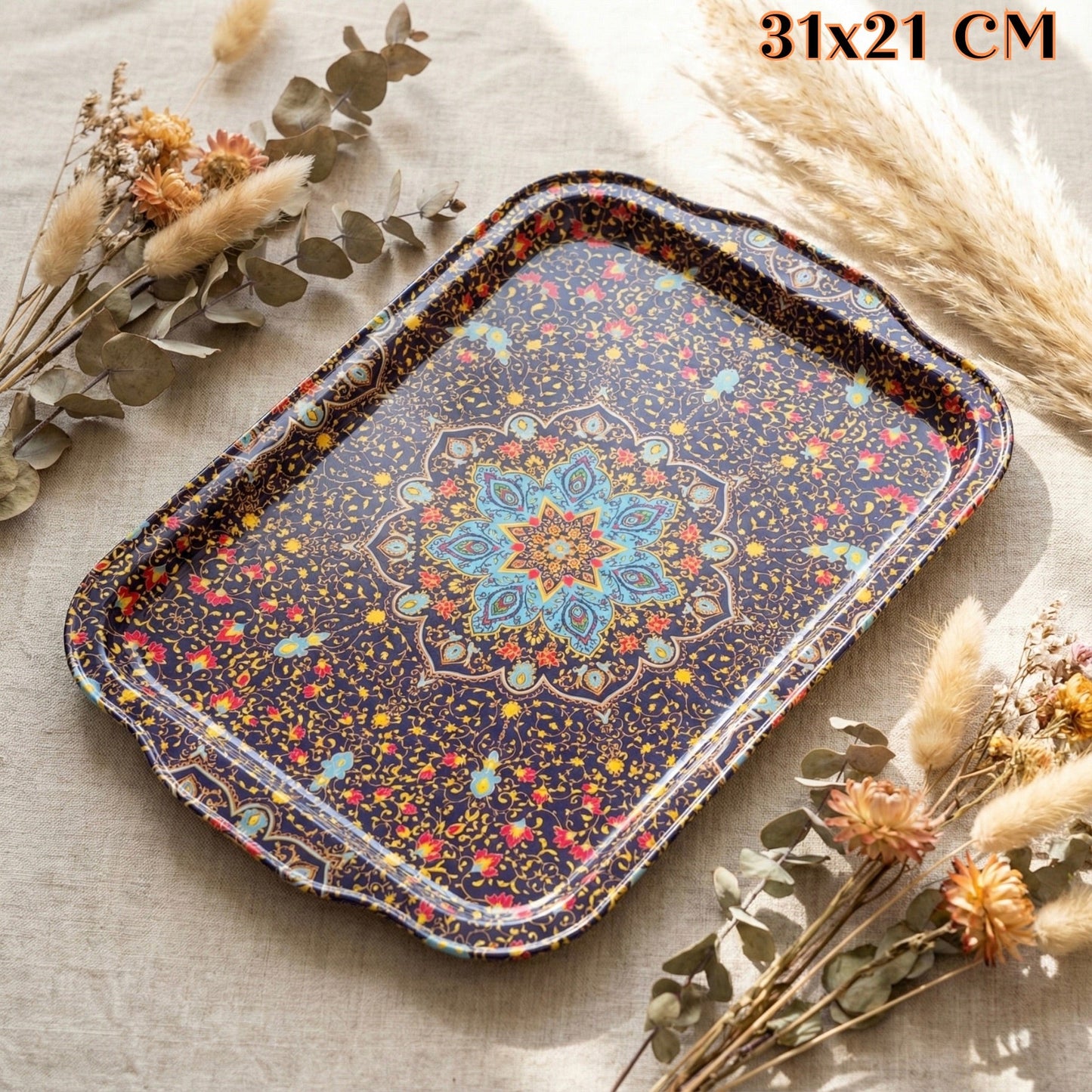 Tradicionalna metalna tacna s cvjetnim i mandala uzorcima u plavoj, crvenoj, žutoj i zlatnoj boji