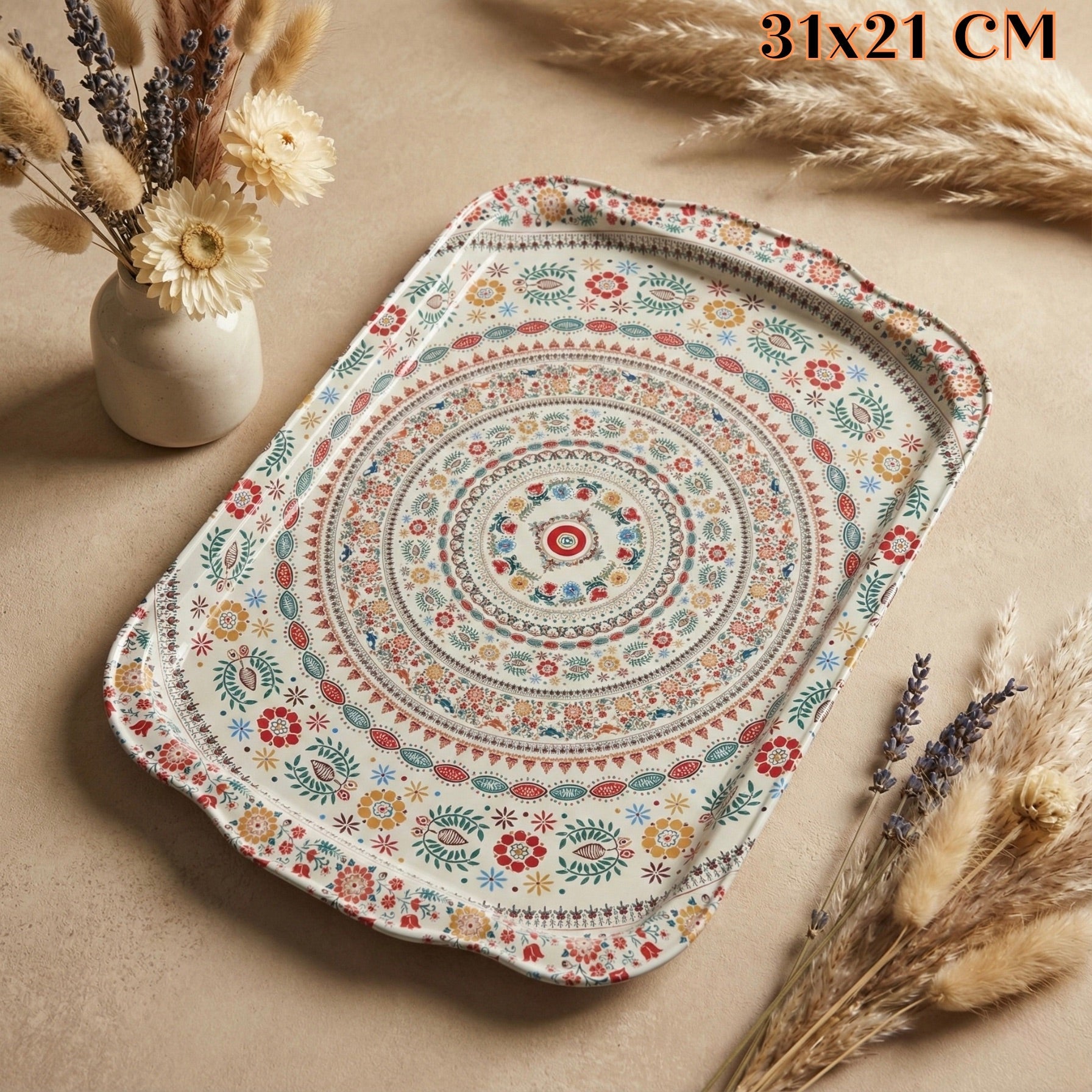 Tradicionalna metalna tacna s cvjetnim uzorkom na bijeloj podlozi