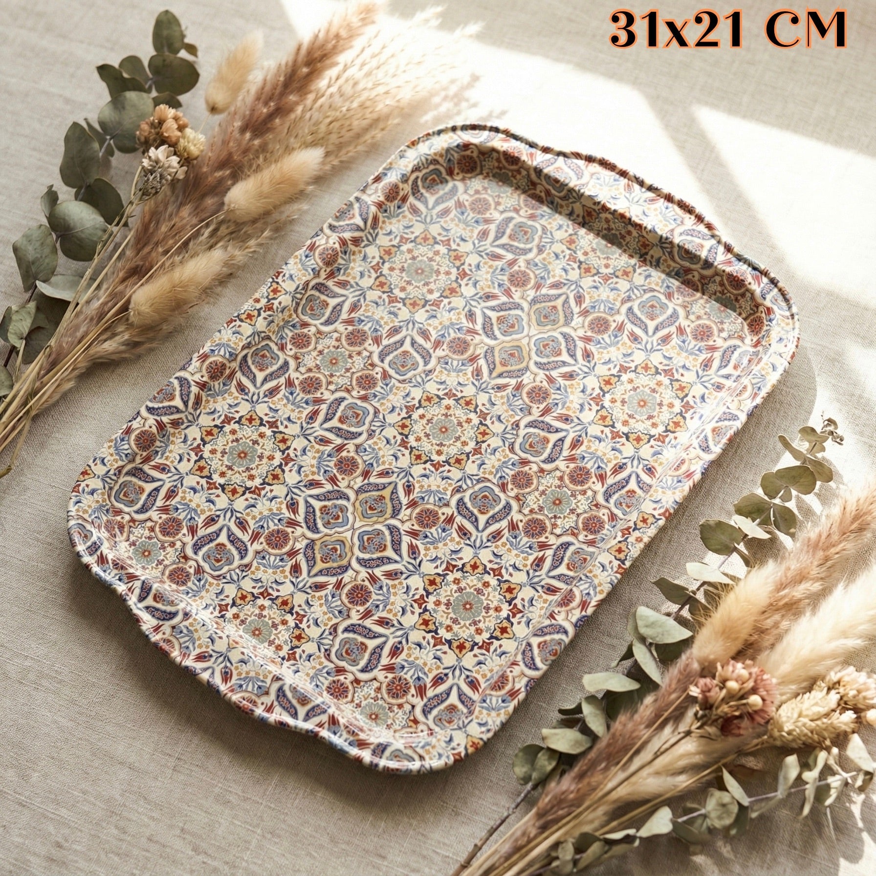 Tradicionalna metalna tacna s vintage geometrijskim i cvjetnim uzorkom u zemljanim tonovima bež, rust, plave i mutno zelene boje na krem pozadini