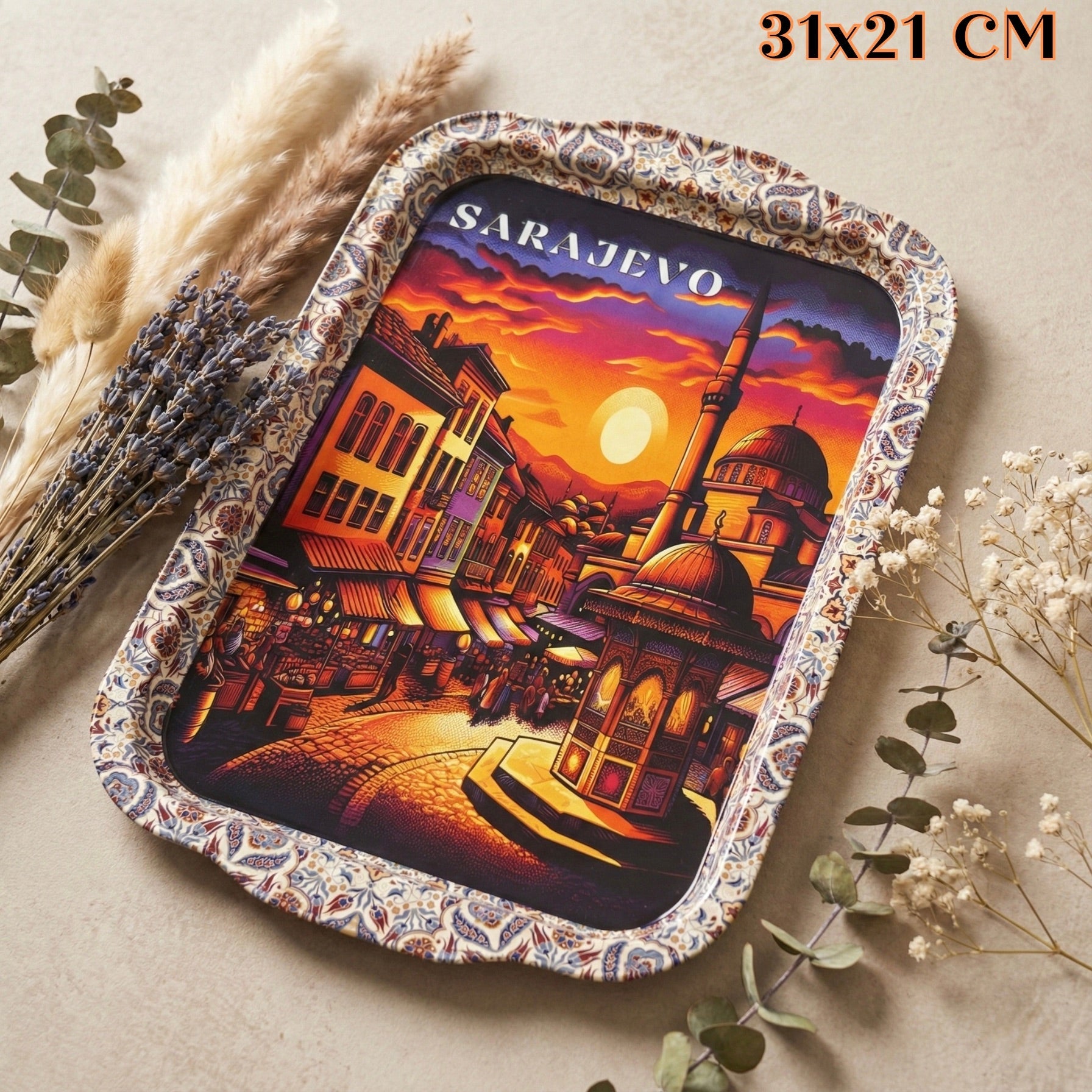 Tradicionalna metalna tacna s ilustracijom Sarajeva na zalasku sunca