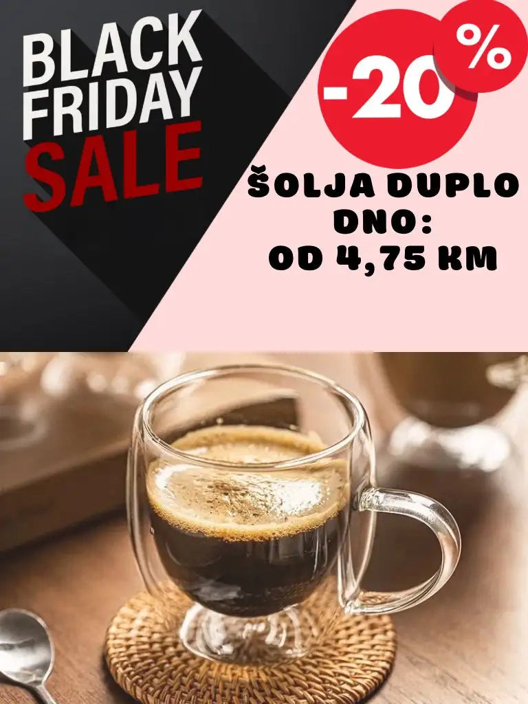 Prozirna dvostruko stijenjena staklena šalica s crnom ručkom i obrubom, postavljena na pleteni podmetač.