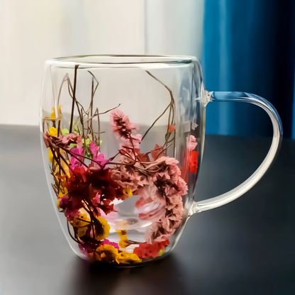 Prozirna staklena šolja s plavom ručkom, cvjetnim dizajnom i sušenim cvijećem, 350ml