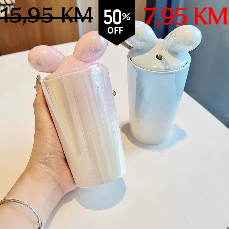 Roza i bijela keramička šalica s ušima zečeva i slamkom