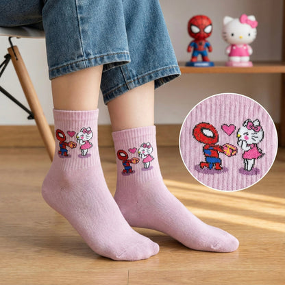 Roza čarapa s printom Spider-Mana i Hello Kittyja u romantičnoj pozi