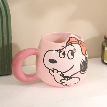 Roza keramička snoopy šolja s crtanim likom snoopyja u narančastoj mašni idealna za kavu