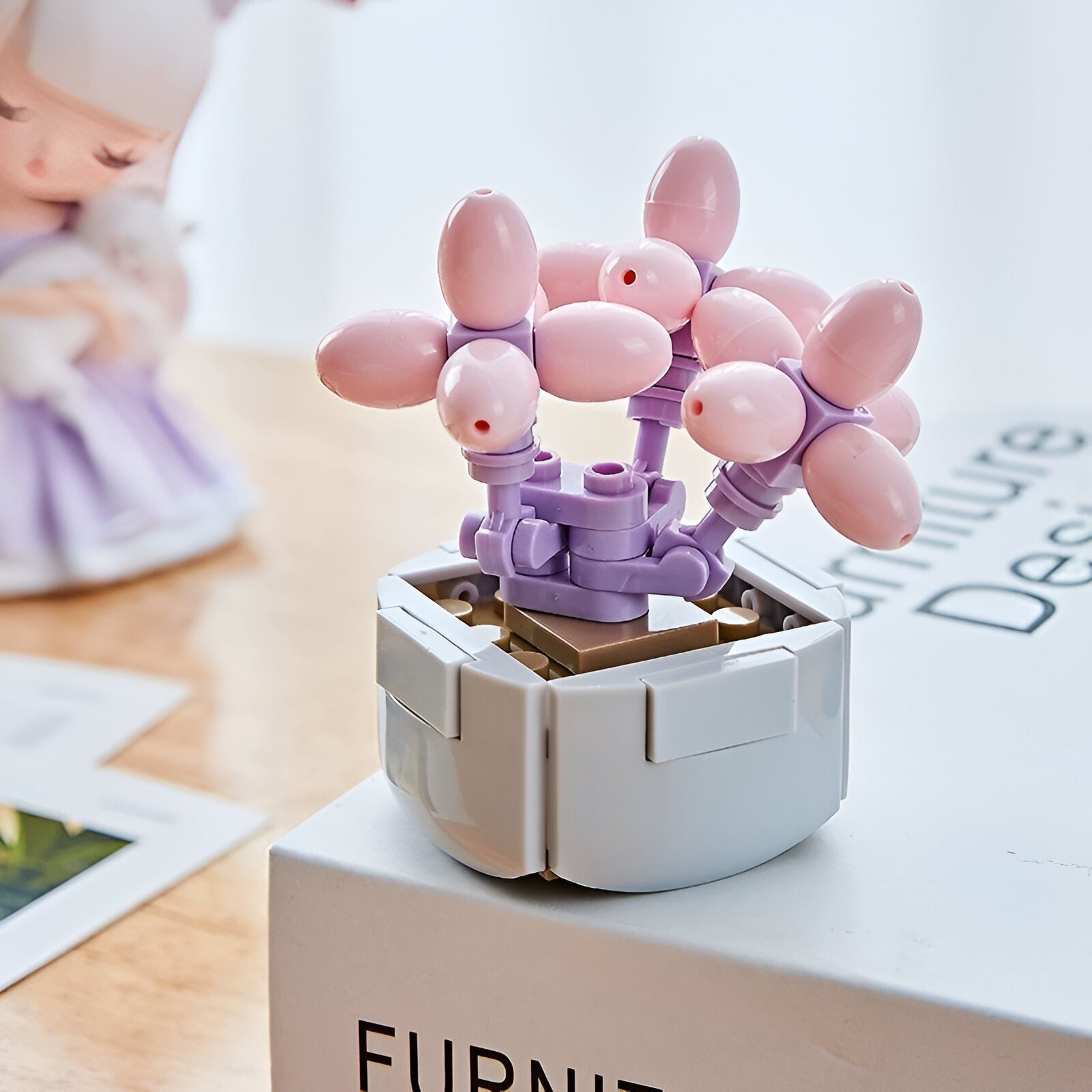 Ružičasti i ljubičasti cvjetni stolni ventilator CVIJEĆE LEGO (MODEL B) s heksagonalnom bazom