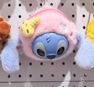 Ružičasti plišani stitch privjesak s plavim ušima i žutim detaljima na licu u obliku torbice za struk