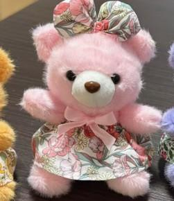 Medo plišani privjesak roze plišani medo u cvjetnoj haljini s mašnom