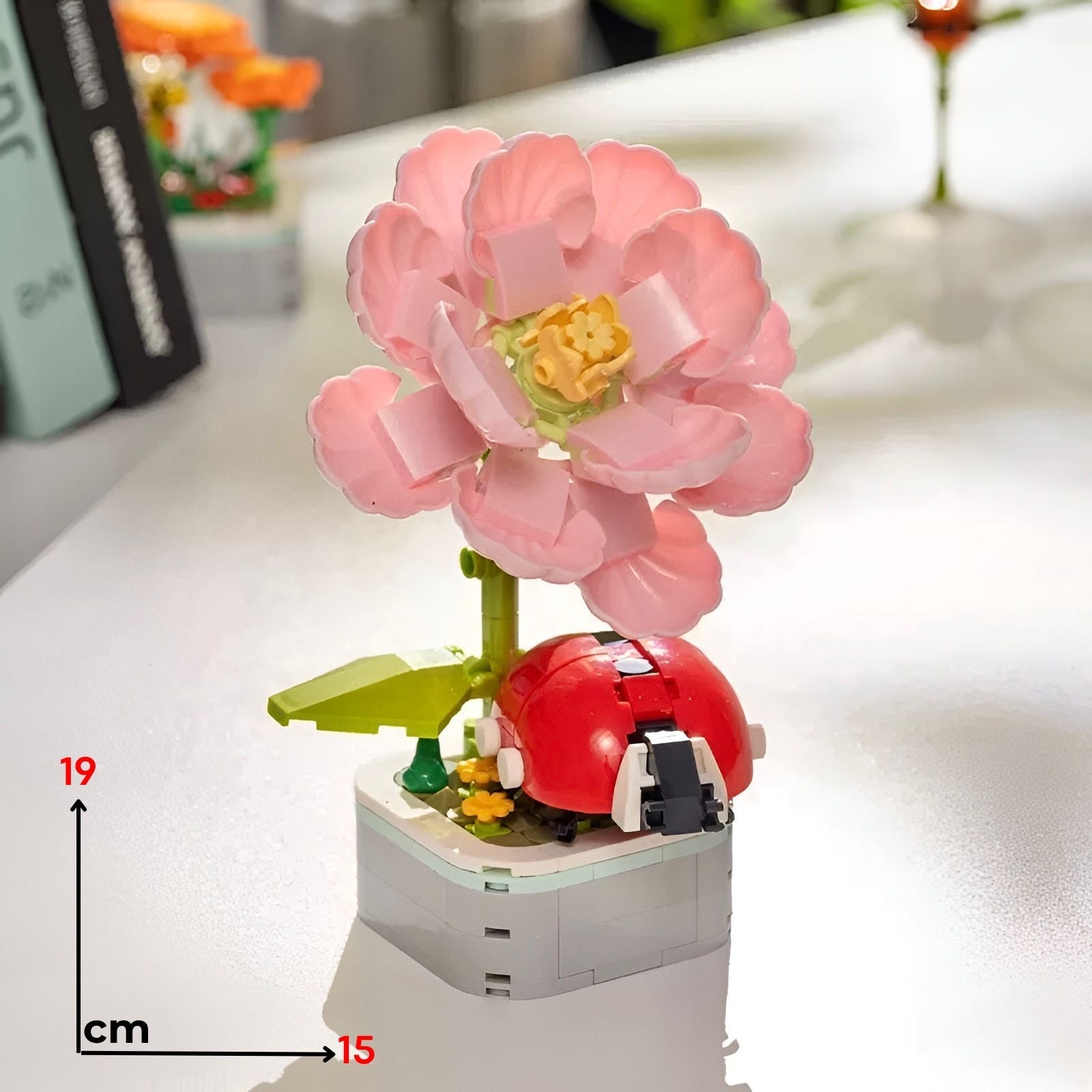 Roza lego cvijet božur s žutim središtem i zelenim stabljikom te crvenom bubamarom crvena bubamara