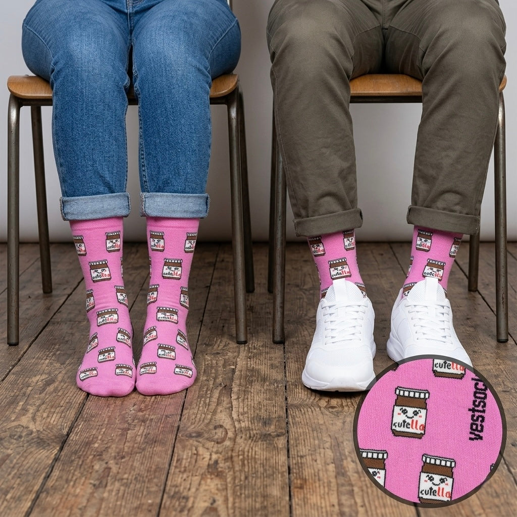 Roze nutella čarape s ponavljajućim uzorkom crtani nutella teglica i natpisom cute dizajnirao vestsocks