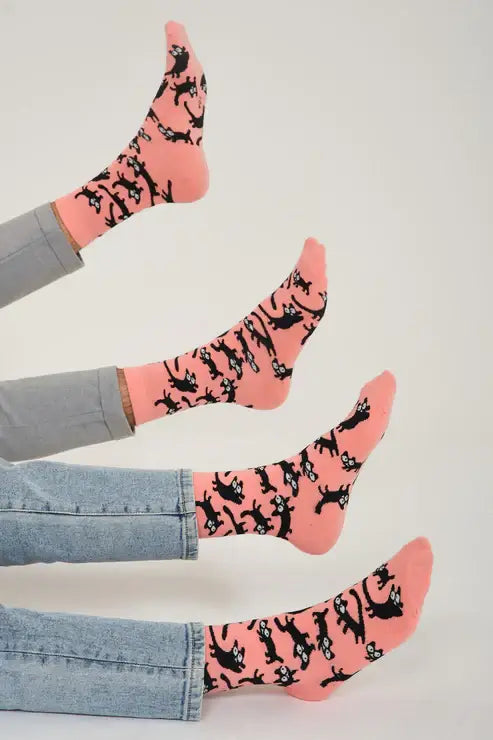Pink čarape s crnim mačkama idealne za ljubitelje pink cats dizajna
