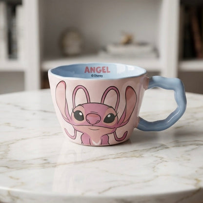 Roza keramička šolja stitch angel s ilustracijom lika angel, svetloplavom drškom i unutrašnjim obodom
