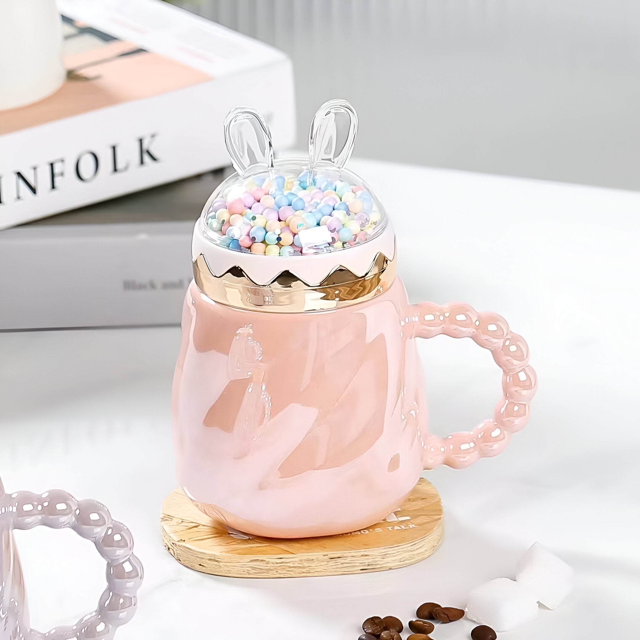 Ružičasta keramička šolja s motivom zeca iz RABBIT KERAMIČKA ŠOLJA + POKLOPAC seta