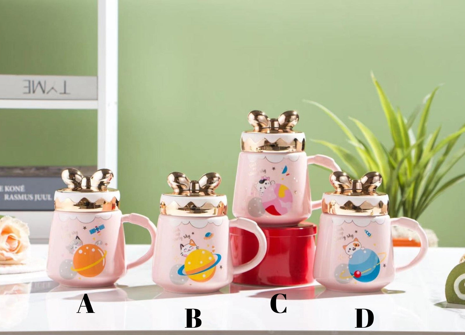 Pink keramička šolja s planetama i zlatnim poklopcem u keramičkom setu čajnik