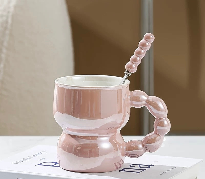 Pink iridescent Nordic keramička šolja s perlastim ručkom i kašikom iz PEARL NORDIC