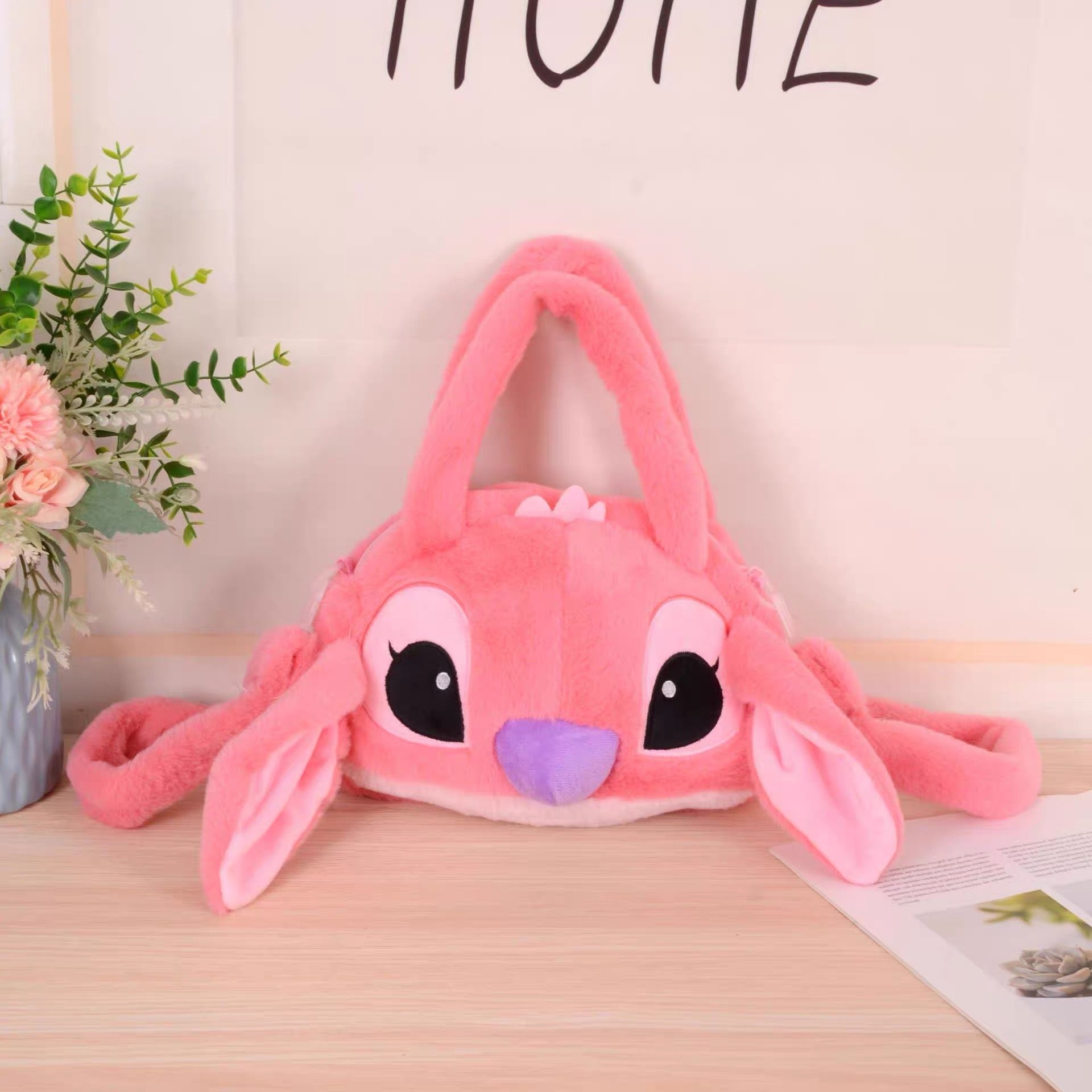 Roza plišana torbica stitch angel s mekanom tkaninom, ljubičastim nosom i crnim očima