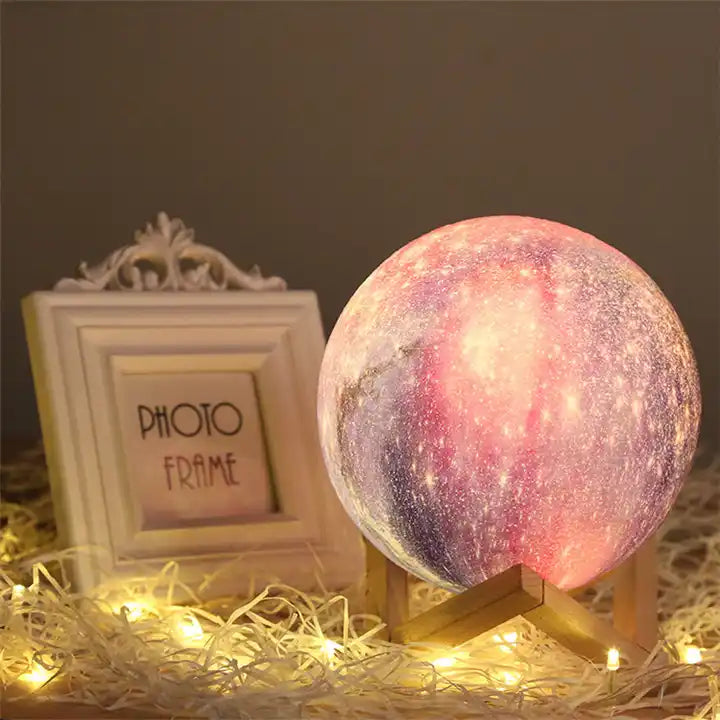 Galaxy-patternd svjetiljka na drvenom postolju PLANET LAMPA 12 CM