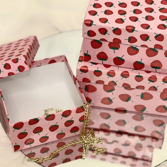 Strawberry-patterned ukrasna kutija with a gold chain for elegant gifting