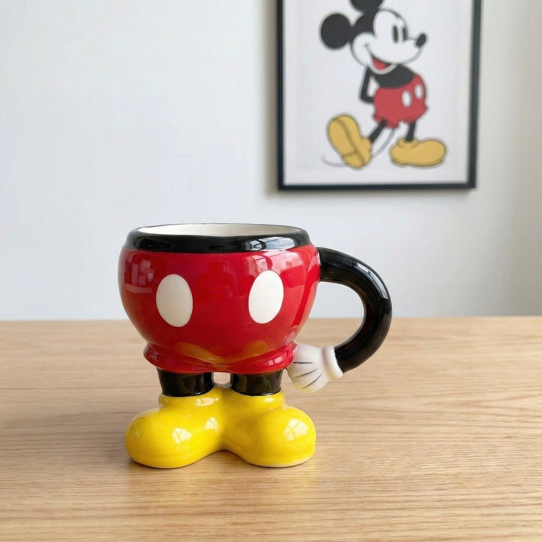Mickey Mouse keramička šolja s crvenim tijelom i žutim cipelama