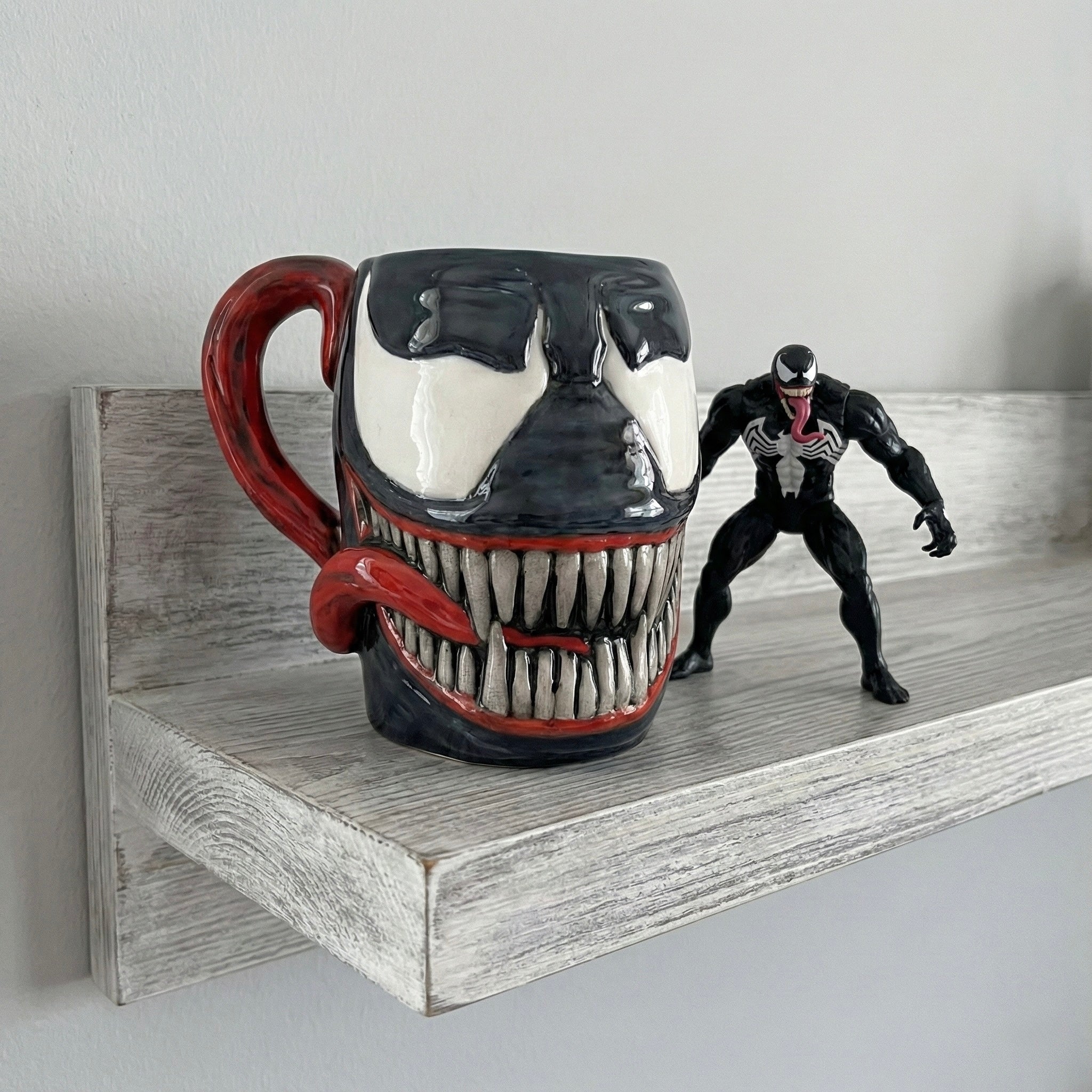 Marvel Venom keramička šalica s crvenom ručkom i crnim tijelom