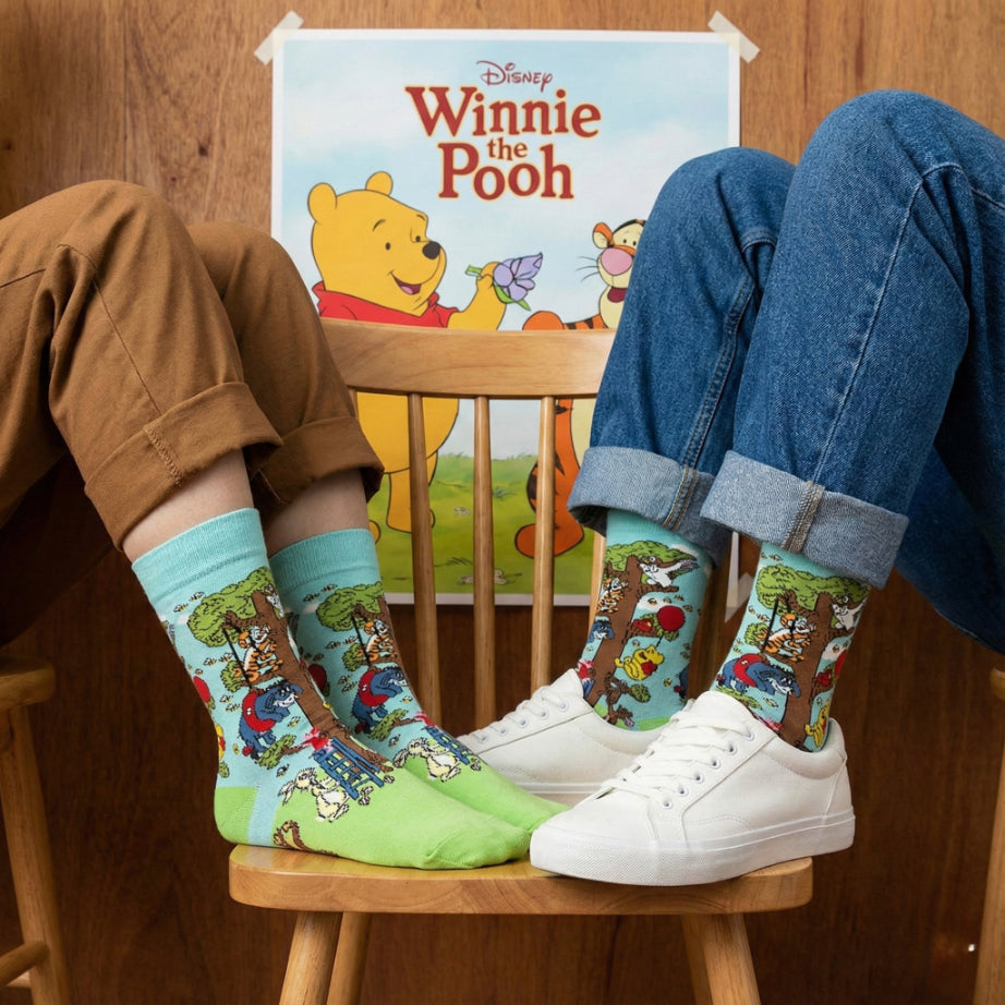 Šareni crtani čarape Winnie the Pooh i prijatelji, plava podloga