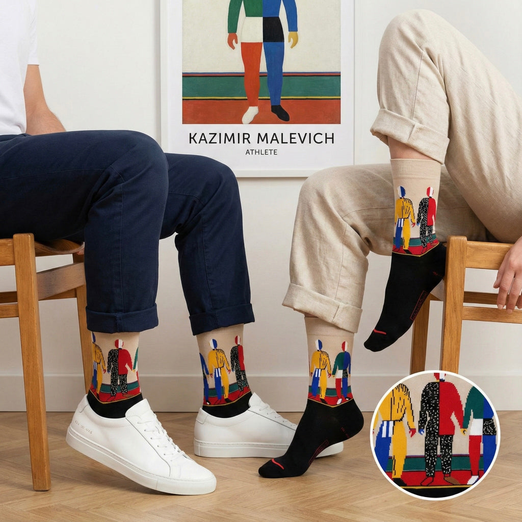 Kazimir Malevich Athlete boje čarape s crvenim, žutim, plavim i crnim likovima na bež pozadini