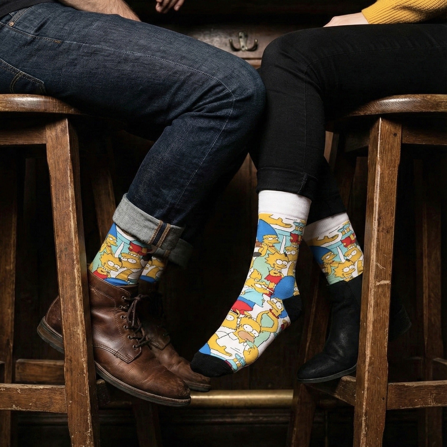Šareni crtani Simpsons čarape s likovima, bijelim manžetama i crnim vrhovima