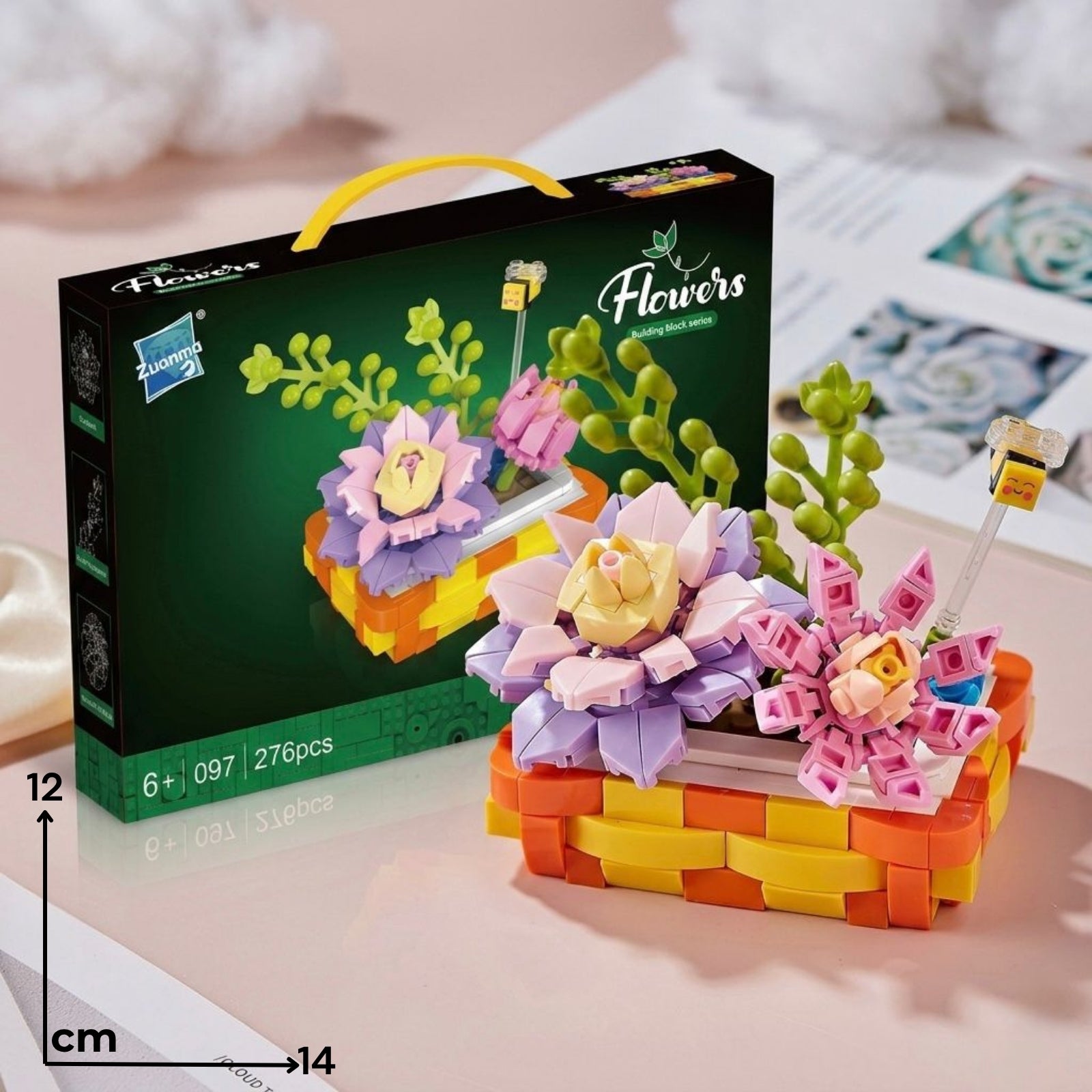 Saksija sa sukulentom lego b s šarenim cvjetnim aranžmanom od plastičnih kocaka u ljubičastoj, rozoj, žutoj i zelenoj
