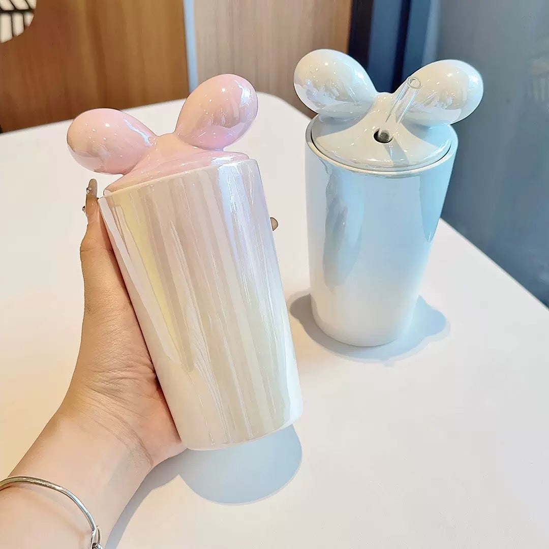 Iridescent keramička šolja sa slamkom i poklopcem u obliku ušiju zeca