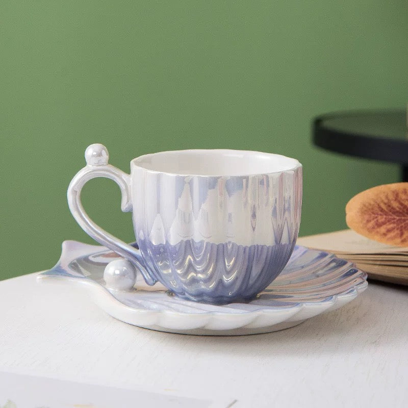 Iridescent blue and white Pearl keramička šolja s podmetačem iz Vintage Pearl kolekcije