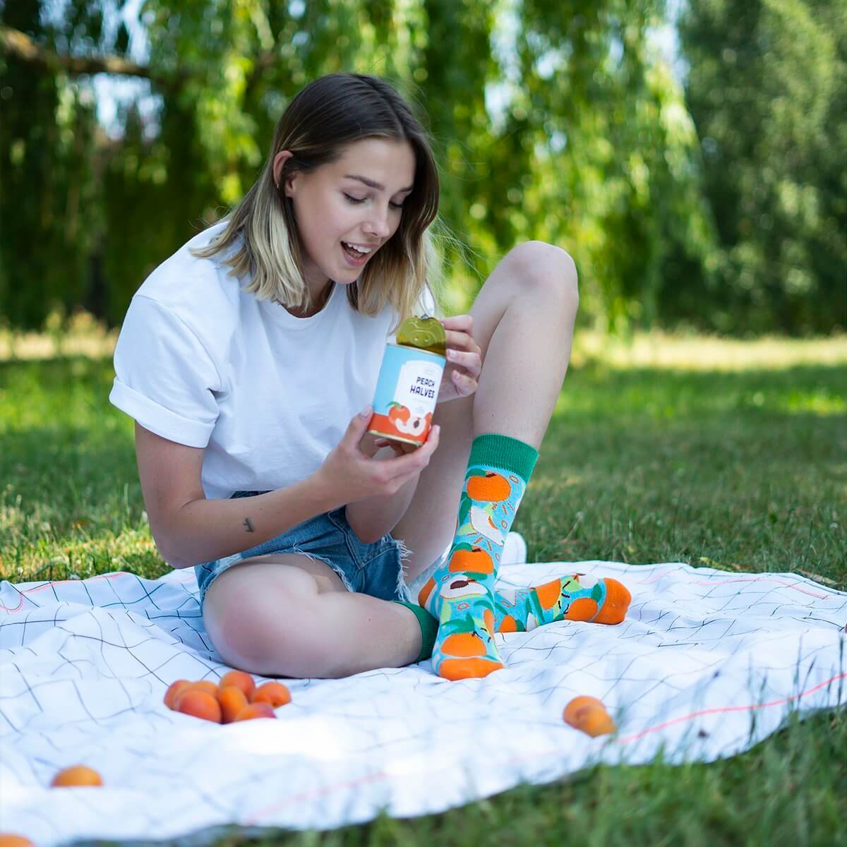 Šarene čarape vesele u konzervi, idealne uz keramički set čajnik za veselo opuštanje