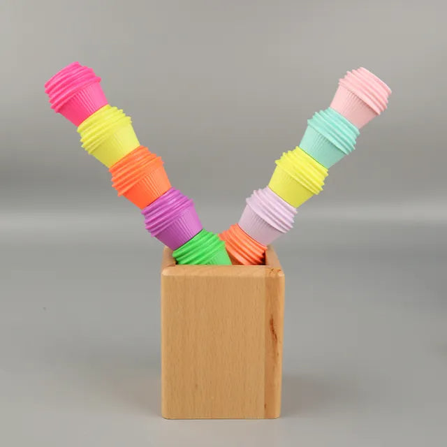 Šareni fidget igračke u obliku kolačića u drvenom držaču CUP CAKE MARKER