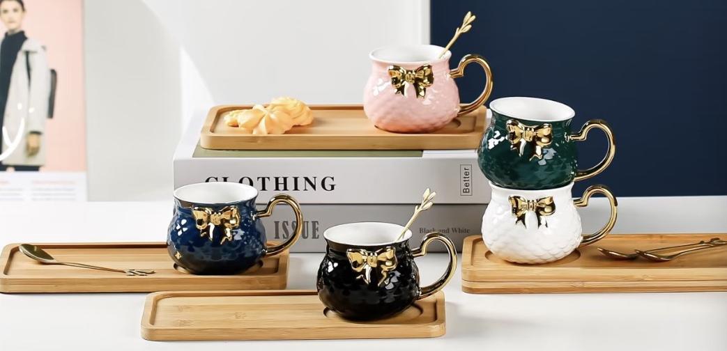 Šarene keramičke šolje s zlatnim mašnama iz MAŠNA KERAMIČKA ŠOLJA SET