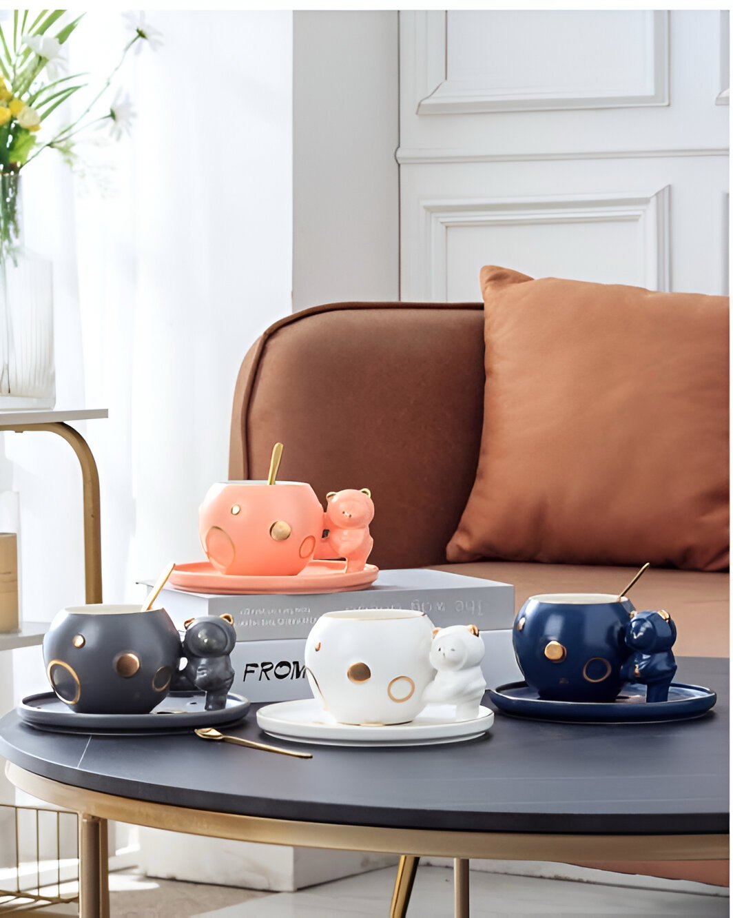 Šarena medo keramička šolja i kašika u keramičkom setu čajnik