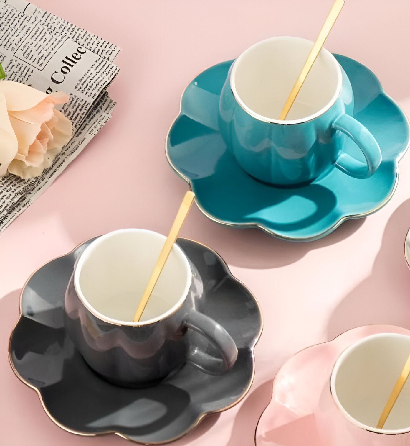 Colorful keramička šolja set s zlatnim kašikama i podmetačem