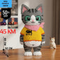 Siva i bijela tabby mačka od LEGO kockica (16879) s žutom majicom i ružičastom maramom