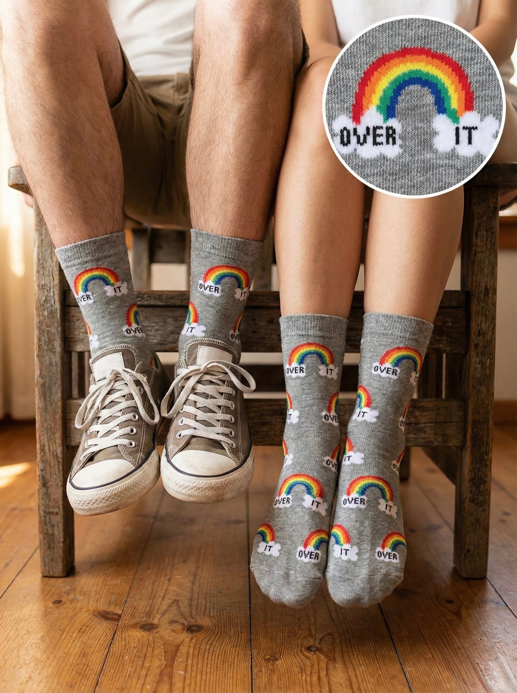 Sive čarape s rainbow dizajnom i natpisom Over It, savršene za casual nošenje