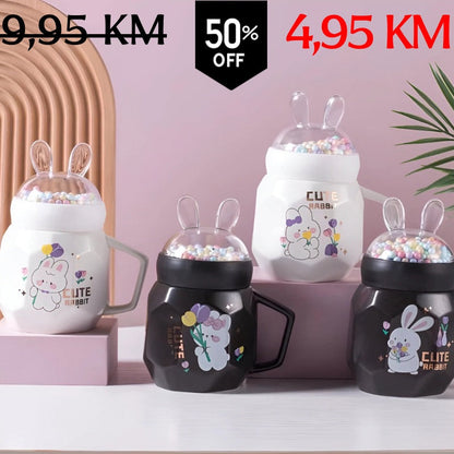 Slatka bijela i crna keramička šolja s poklopcem, ušima i zečjim motivima