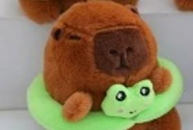 Capybara plišani privjesak smeđi medo s mekanim zelenim žabcem na leđima