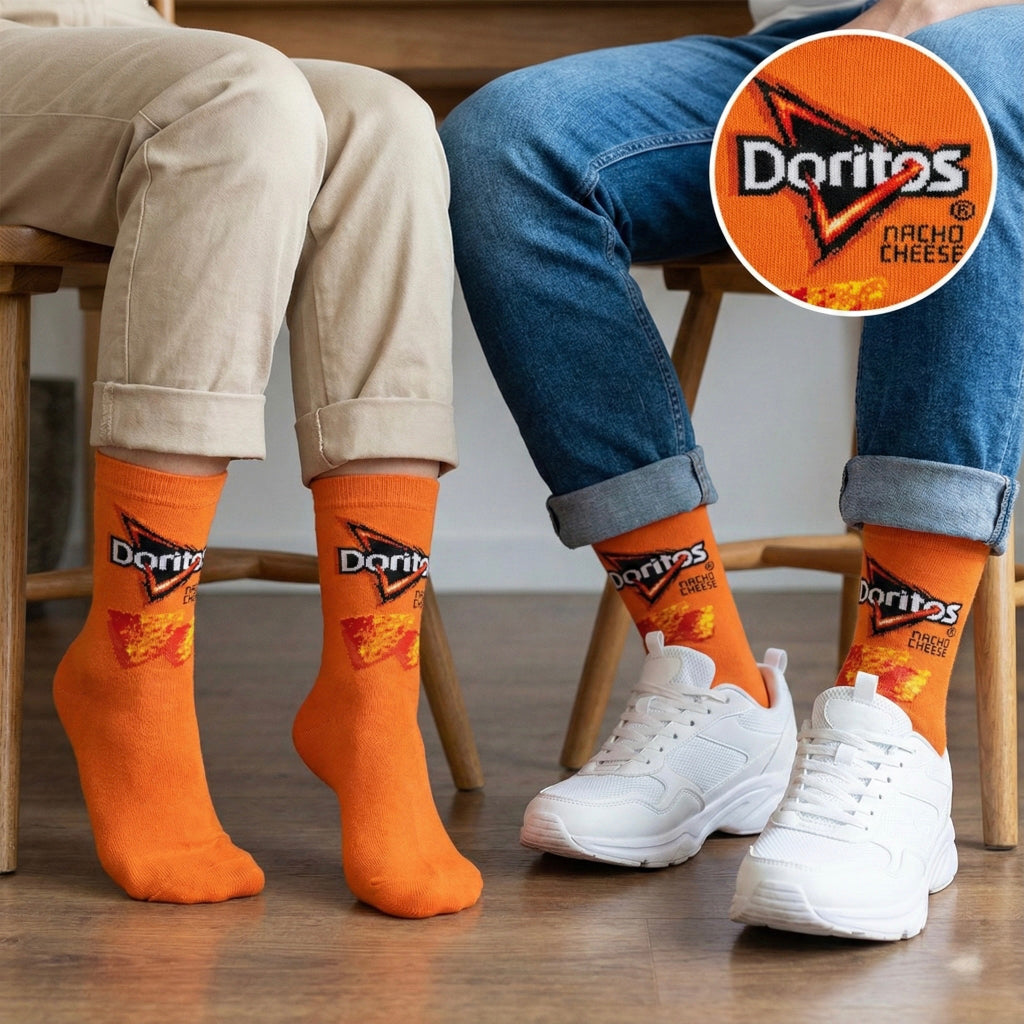 Narančaste čarape Doritos Nacho Cheese s logom i vatrenim dizajnom