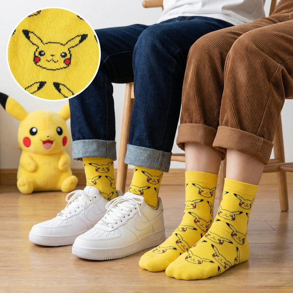 Svijetle žute čarape Pikachu s crveno-crnim uzorkom lica