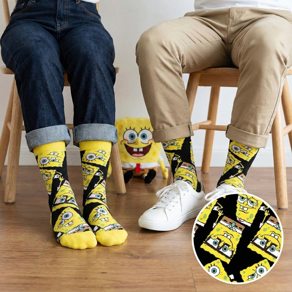 Žute Spongebob čarape s crnim pozadina i ponavljajućim uzorcima lika