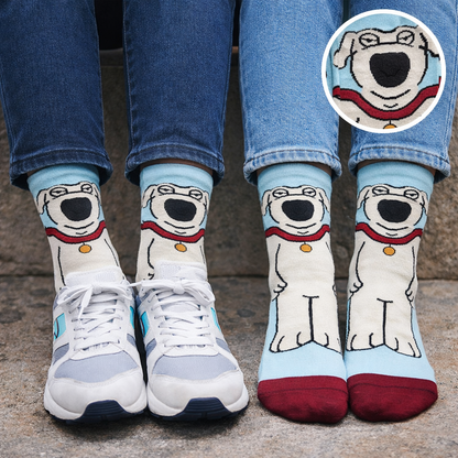 Svijetle plave i bijele čarape FAMILY GUY BRIAN s crnim očima i crvenim ovratnikom