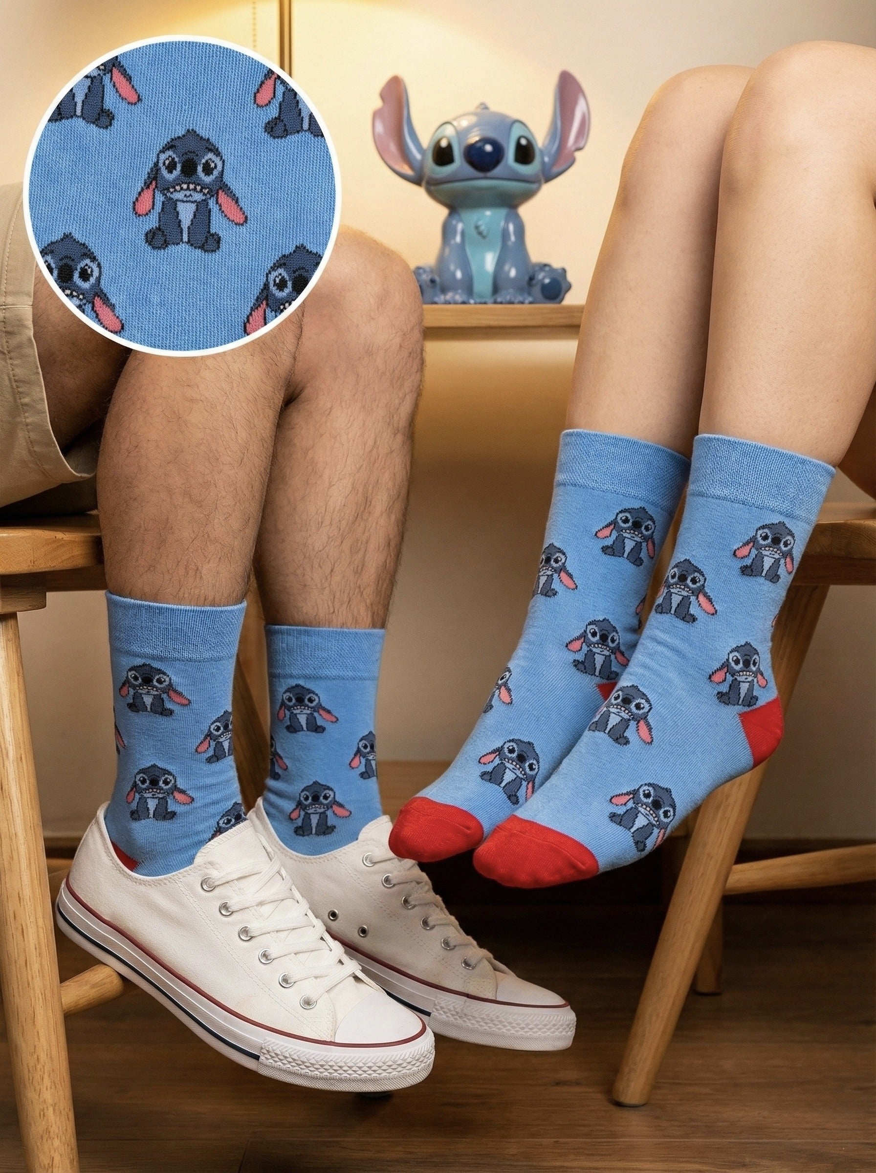 Svjetloplave čarape Stitch model proizvoda s crvenim vrhovima i uzorkom lica