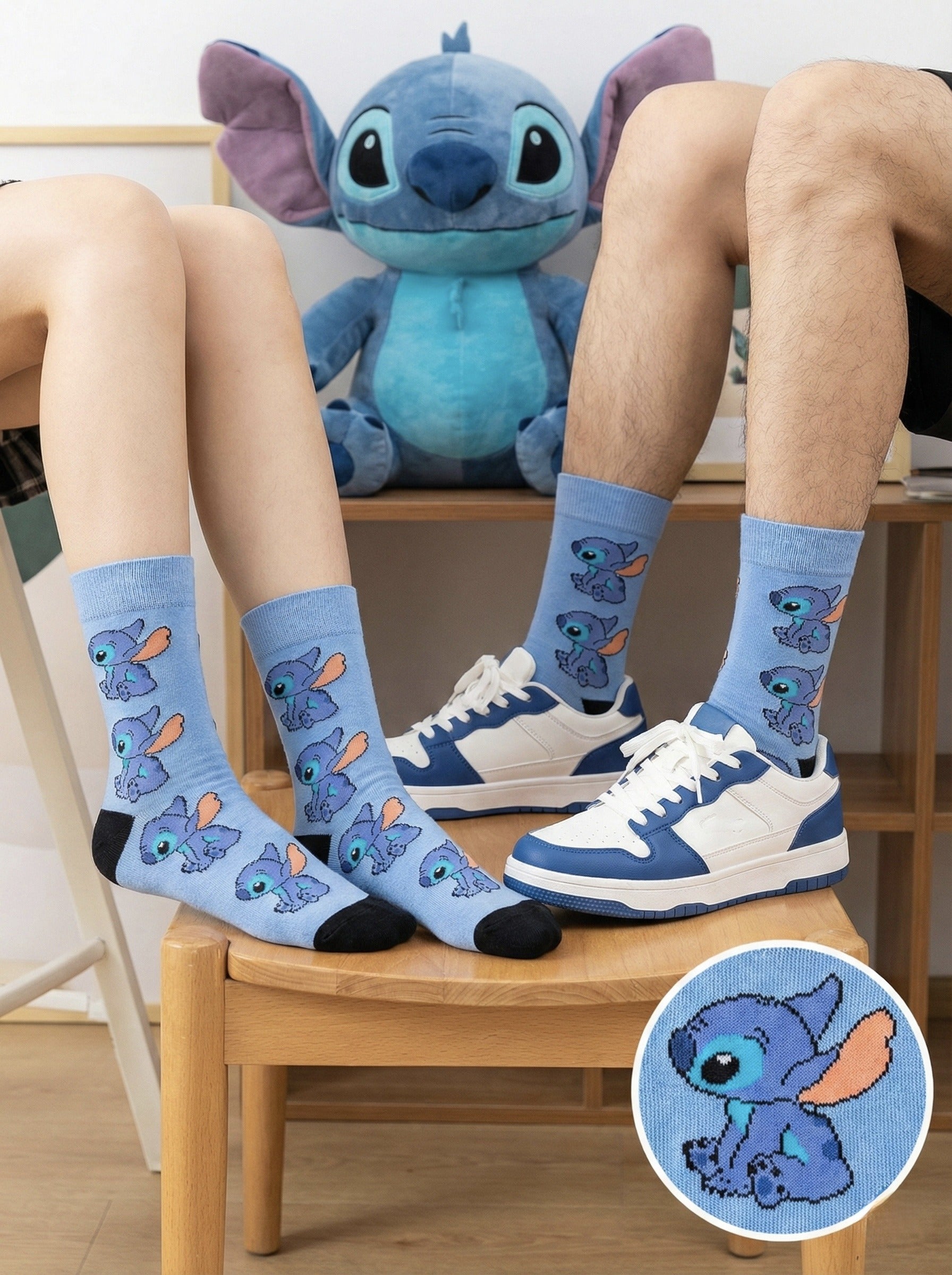 Svijetlo plave čarape Stitch s crnim prstima i petama, ponavljajući uzorak lika